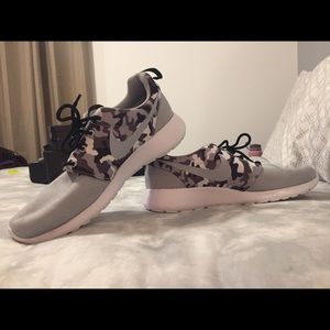Grey/camo Nike roshes